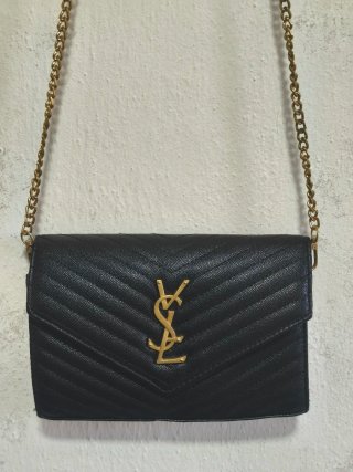 Bolso negro con cadena dorada nuevo