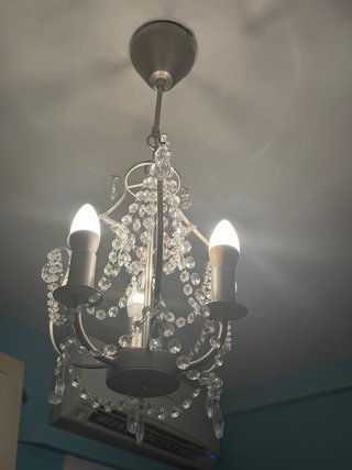 Lámpara de araña de cristal y metal