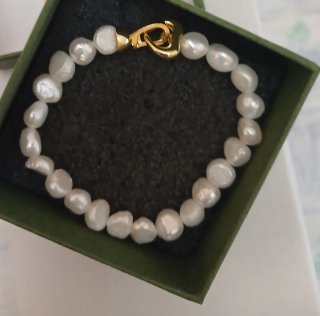 Pulsera de perlas con cierre dorado