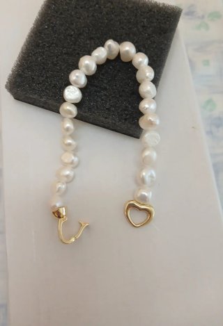 Pulsera de perlas con cierre dorado