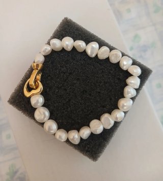 Pulsera de perlas con cierre dorado