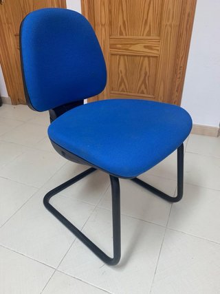 Sillón de oficina azul y armadura metálica