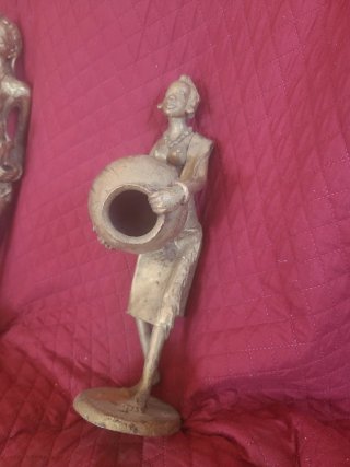 Figura Decorativa Mujer con Jarra