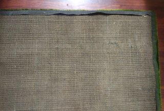 Alfombra verde con borde más oscuro