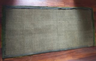 Alfombra verde con borde más oscuro