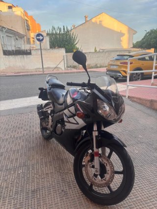 Honda CBR 125 R Negra y Blanca