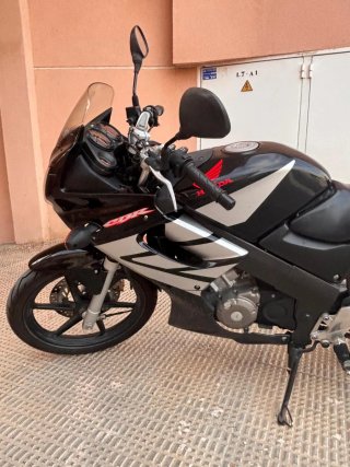 Honda CBR 125 R Negra y Blanca
