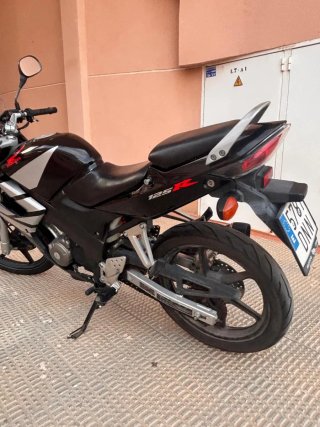 Honda CBR 125 R Negra y Blanca