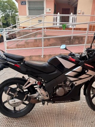 Honda CBR 125 R Negra y Blanca