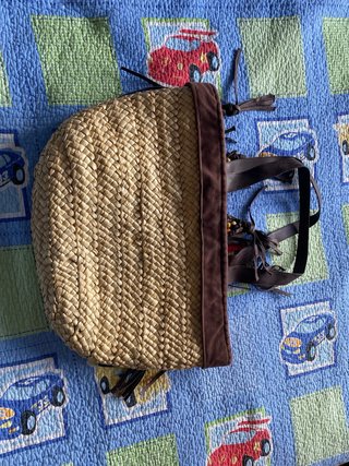 Bolso de playa de rafia con flecos y abalorios