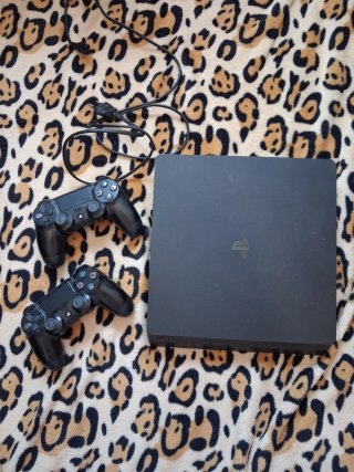 PS4 Slim Negra + 2 Mandos