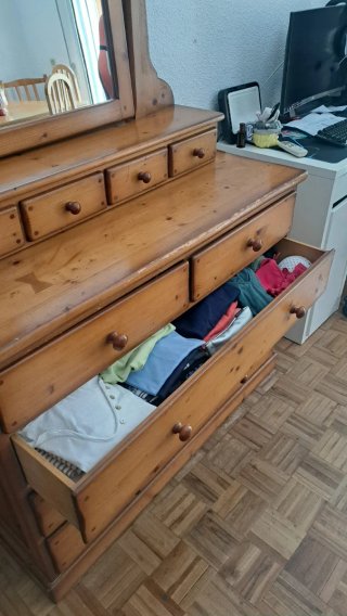 Cómoda de pino con espejo