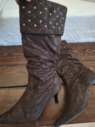 Botas de tacón marrones con tachuelas