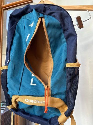 Mochila Quechua Arpenaz 20L con el nombre Isabel