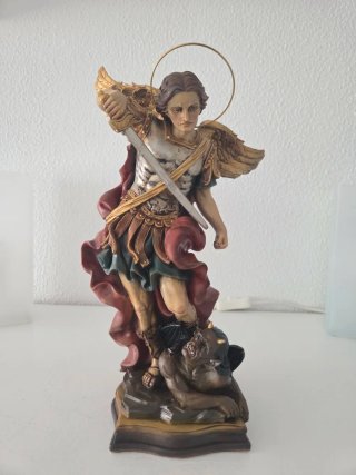 San Miguel Arcángel con espada y demonio