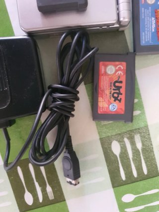 Nintendo Game Boy Advance SP .5 juegos y cargador