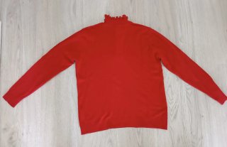 Jersey rojo con volantes y perlas