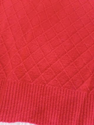 Jersey rojo con volantes y perlas