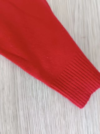 Jersey rojo con volantes y perlas