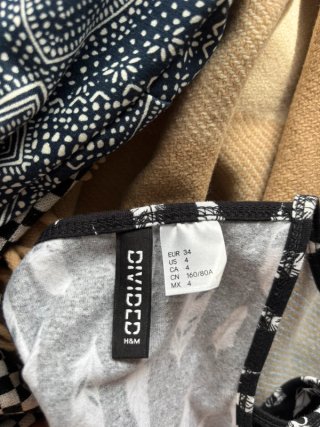 Vestido estampado plumas cuello halter H&M boho