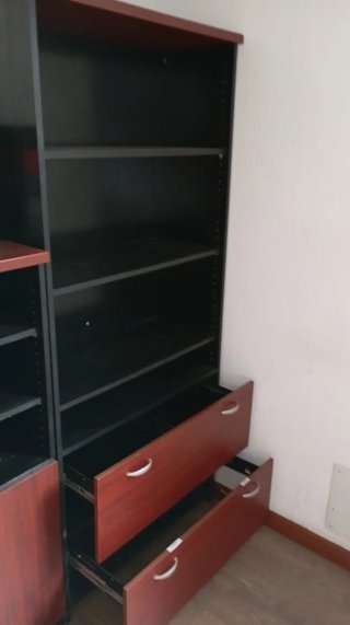 Mueble de oficina madera. Se venden los dos.