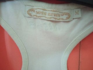 Camiseta vintage sin mangas con pedrería