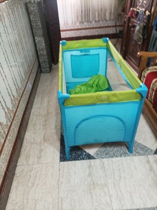 Cuna de viaje azul y verde
