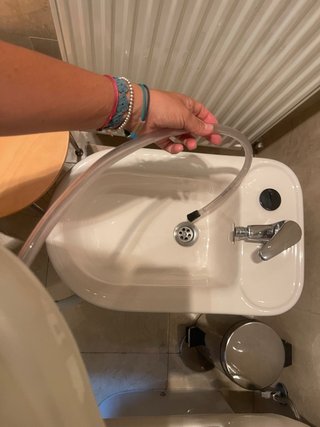 Bañera para bebé con soporte de patas plegables.