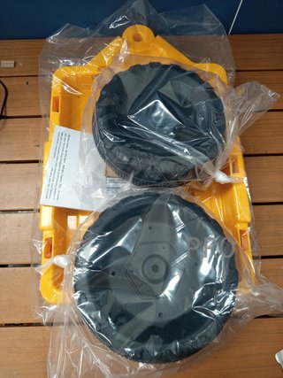 COSTWAY TQ10279D Tractor infantil de 12 V con remolque y control remoto.