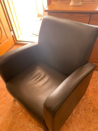 Sillón de piel marrón