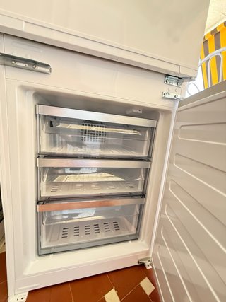 Nevera integrable Grundig con problema