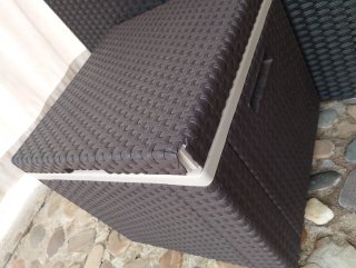 Sofá exterior ratán con mesa/nevera