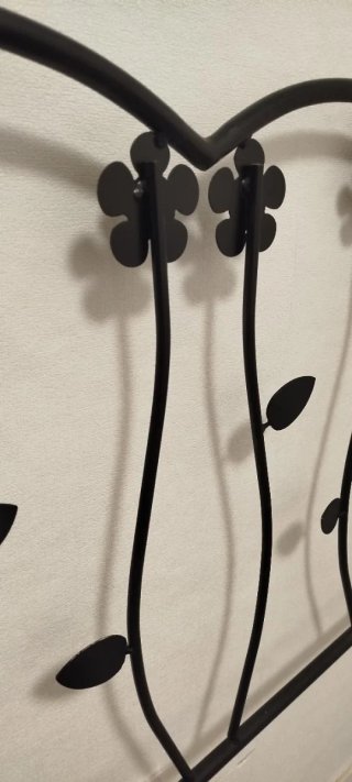 Cabecero de forja negro con flores