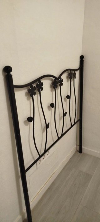 Cabecero de forja negro con flores