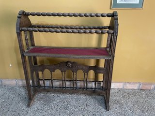 Paragüero antiguo de madera y tela de damasco