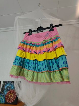Cuatro prendas de ropa de verano para niña.