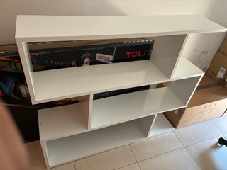 Estantería blanca modular.