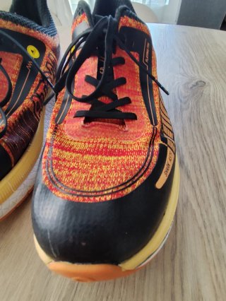 Zapatillas Atom Running Naranja y Negro