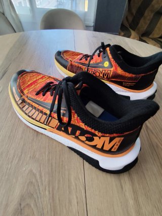 Zapatillas Atom Running Naranja y Negro