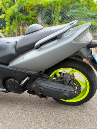 Maxi Scooter Gris con Detalles Amarillos