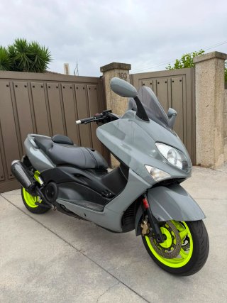 Maxi Scooter Gris con Detalles Amarillos