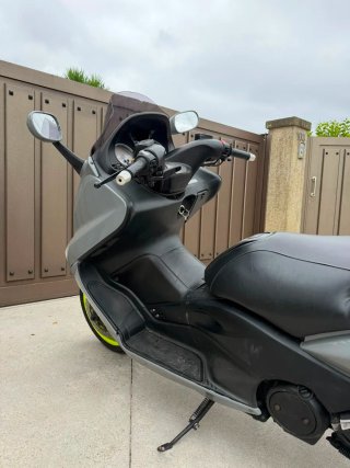 Maxi Scooter Gris con Detalles Amarillos