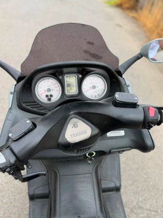 Maxi Scooter Gris con Detalles Amarillos