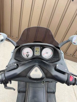 Maxi Scooter Gris con Detalles Amarillos