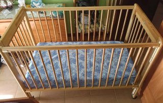 Cuna de madera con ropa de cuna. Precio negociable