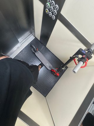 Patinete eléctrico con casco y candado