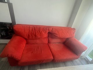 Sofá de tela rojo