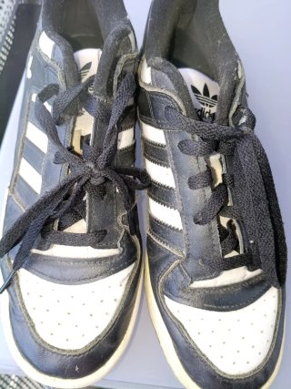 Zapatillas Adidas Negras y Blancas