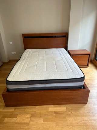 Cama de madera con somier y mesilla