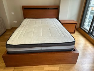 Cama de madera con somier y mesilla